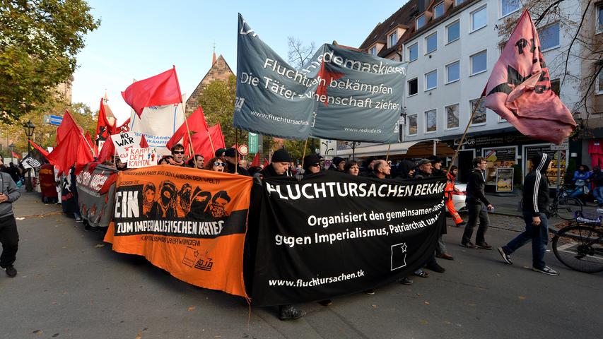 Es ging um mehr Rechte für Flüchtlinge und ein Bleiberecht: Rund 1500 Menschen - einige Asylbewerber und ihre zahlreichen Unterstützer aus verschiedenen linken Gruppierungen - haben sich am Samstag versammelt, um vom Jakobsplatz quer durch Nürnberg zum Bundesamt für Migration und Flüchtlinge (Bamf) in Nürnberg zu marschieren. Dies teilte die Polizei am frühen Abend mit. Die Veranstaltung verlief weitgehend friedlich, hieß es. Am Abend war eine Abschlusskundgebung vor dem Bamf geplant. Der Veranstalter nannte den Aufzug Es ging um mehr Rechte für Flüchtlinge und ein Bleiberecht: Rund 1500 Menschen - einige Asylbewerber und ihre zahlreichen Unterstützer aus verschiedenen linken Gruppierungen - haben sich am Samstag versammelt, um vom Jakobsplatz quer durch Nürnberg zum Bundesamt für Migration und Flüchtlinge (Bamf) in Nürnberg zu marschieren. Dies teilte die Polizei am frühen Abend mit. Die Veranstaltung verlief weitgehend friedlich, hieß es. Am Abend war eine Abschlusskundgebung vor dem Bamf geplant. Der Veranstalter nannte den Aufzug