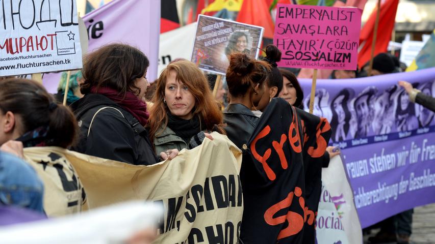 Es ging um mehr Rechte für Flüchtlinge und ein Bleiberecht: Rund 1500 Menschen - einige Asylbewerber und ihre zahlreichen Unterstützer aus verschiedenen linken Gruppierungen - haben sich am Samstag versammelt, um vom Jakobsplatz quer durch Nürnberg zum Bundesamt für Migration und Flüchtlinge (Bamf) in Nürnberg zu marschieren. Dies teilte die Polizei am frühen Abend mit. Die Veranstaltung verlief weitgehend friedlich, hieß es. Am Abend war eine Abschlusskundgebung vor dem Bamf geplant. Der Veranstalter nannte den Aufzug Es ging um mehr Rechte für Flüchtlinge und ein Bleiberecht: Rund 1500 Menschen - einige Asylbewerber und ihre zahlreichen Unterstützer aus verschiedenen linken Gruppierungen - haben sich am Samstag versammelt, um vom Jakobsplatz quer durch Nürnberg zum Bundesamt für Migration und Flüchtlinge (Bamf) in Nürnberg zu marschieren. Dies teilte die Polizei am frühen Abend mit. Die Veranstaltung verlief weitgehend friedlich, hieß es. Am Abend war eine Abschlusskundgebung vor dem Bamf geplant. Der Veranstalter nannte den Aufzug