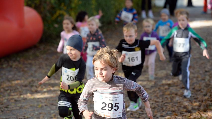 Auf den Waldwegen in der Brucker Lache lud der FSV Bruck am Samstag zum Jubiläumslauf. Vor dem Fünf-Kilometer-Lauf für Jugendliche und Erwachsene liefen die Bambinis eine Strecke von 400 Meter. Für Sieben- bis 13-Jährige gab es einen 1,7 Kilometer-Kinder-Lauf.