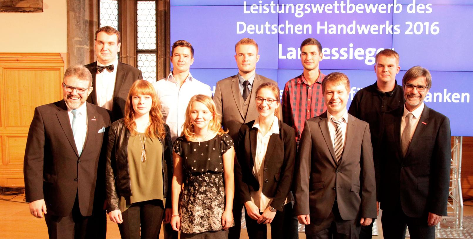Hochbegabte Junghandwerker: Handwerkskammer-Präsident Thomas Zimmer mit Simon Weisath, Anna-Lena Manthey, Jonas Höfner, Franziska Müller, Hannes Osswald aus Hallerndorf, Luisa Wiesneth, Johannes Jahn, Sven Wölfel aus Heiligenstadt, Andreas Bobyk und Hauptgeschäftsführer Thomas Koller (von links). Nicht im Bild sind Carolin Schlund, Clemens Horn und Thomas Neubauer. Hochbegabte Junghandwerker: Handwerkskammer-Präsident Thomas Zimmer mit Simon Weisath, Anna-Lena Manthey, Jonas Höfner, Franziska Müller, Hannes Osswald aus Hallerndorf, Luisa Wiesneth, Johannes Jahn, Sven Wölfel aus Heiligenstadt, Andreas Bobyk und Hauptgeschäftsführer Thomas Koller (von links). Nicht im Bild sind Carolin Schlund, Clemens Horn und Thomas Neubauer.