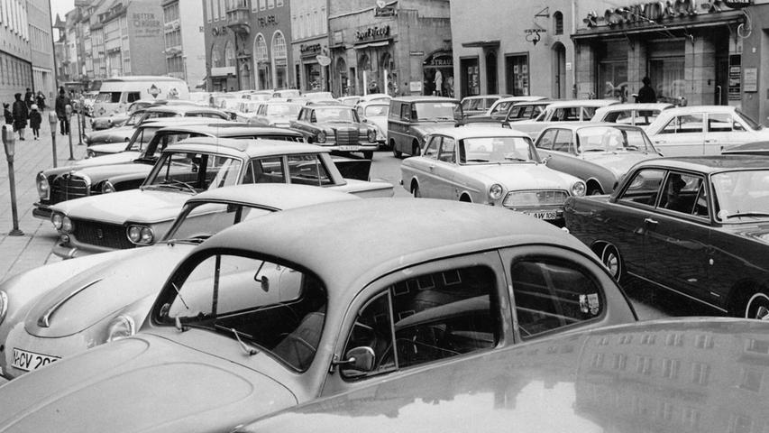 Das gestrige Bild der Adlerstraße in Nürnberg: Autos, Autos und Autos, wohin man schaut.  Hier geht es zum Artikel: "Kreuzung verstopft" vom 2. November 1966.