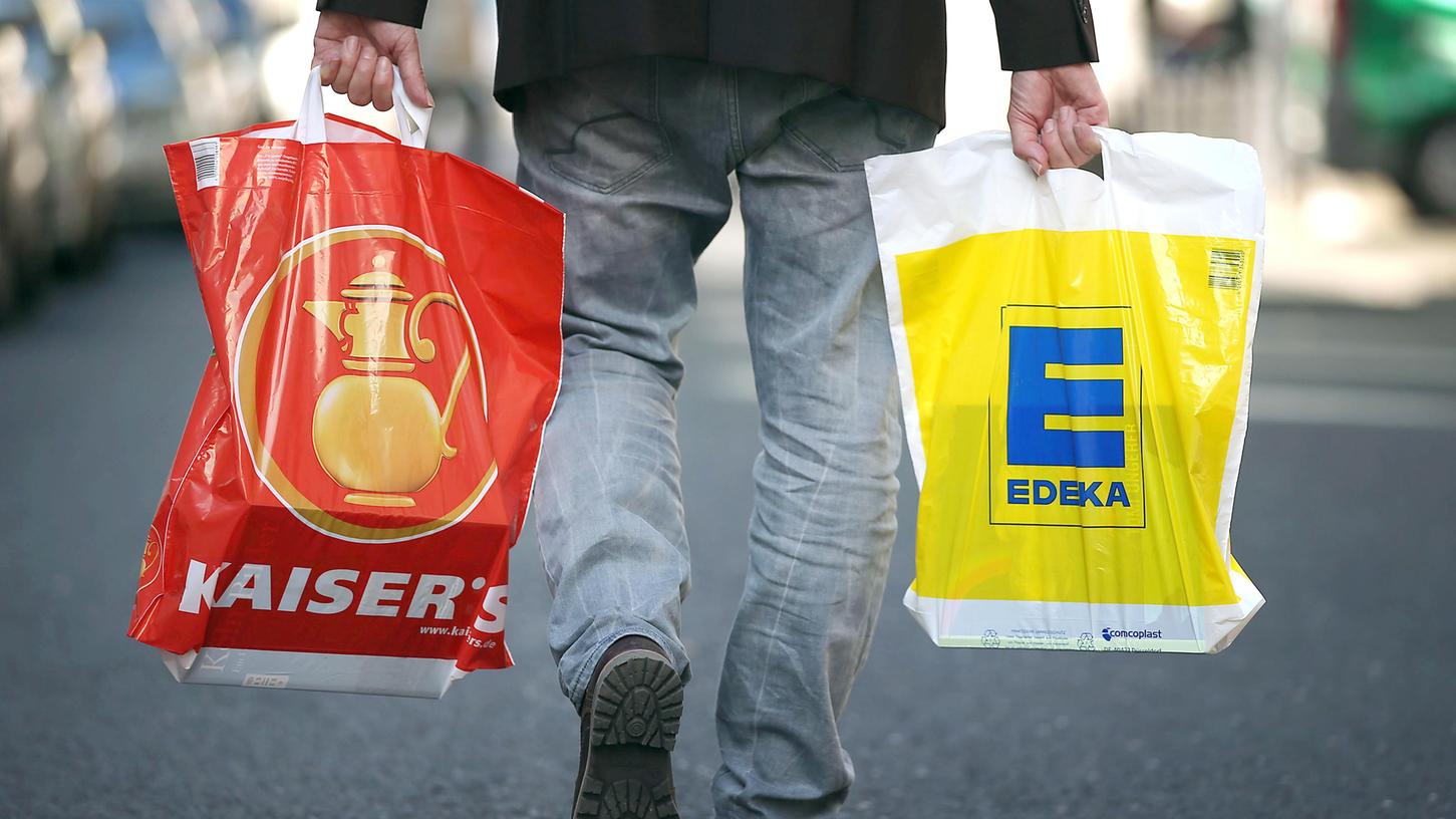 Die Handelsriesen Edeka und Rewe haben sich über die Zukunft der Supermarktkette Kaiser's Tengelmann geeinigt. Der unterschriftsreife Vertrag soll in den kommenden Tagen besiegelt werden.