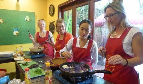 Eine Expertin weiht Touristen in die Geheimnisse der Vietnamesischen Küche ein. Eine Expertin weiht Touristen in die Geheimnisse der Vietnamesischen Küche ein.