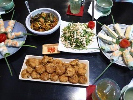 Bei diesem herrlich angerichteten Tisch wünschen wir: Guten Appetit! Bei diesem herrlich angerichteten Tisch wünschen wir: Guten Appetit!