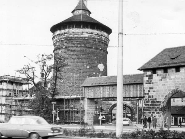 3. November 1966: Neuer Pfad neben alten Mauern