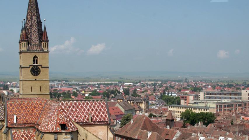 Der Blick über Sibiu (Hermannstadt) in Rumänien. Auch die Flüge nach Bukarest und Cluj-Napoca sind vom Albrecht Dürer Airport aus möglich.