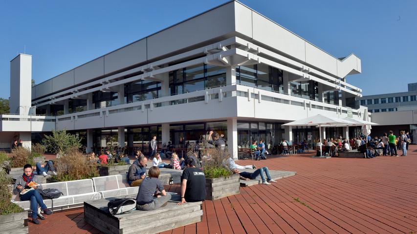 39.000 Studenten sind insgesamt an der Friedrich-Alexander-Universität Erlangen-Nürnberg eingeschrieben. Beliebter Treffpunkt an der TechFak war - vor Corona-Zeiten - die Cafeteria am Roten Platz.
