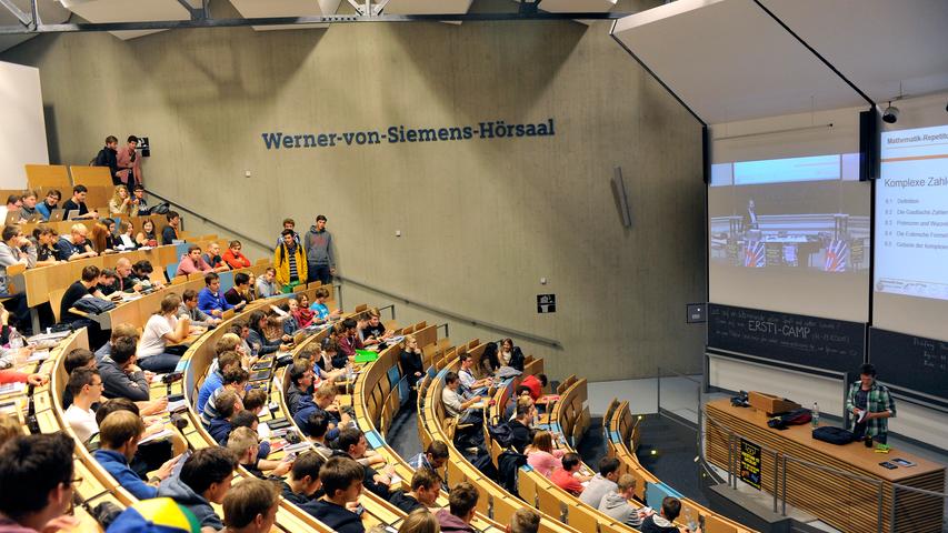 Ein Blick in den Hörsaal 9 an der TechFak: Er wurde mit Unterstützung von Siemens renoviert und auf den neuesten technischen Stand gebracht. Dafür hieß er fünf Jahre lang, bis 2018, "Werner-von-Siemens-Hörsaal".
