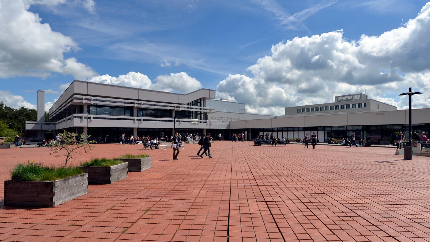 Bleibt die TechFak in Erlangen? Zumindest ist die Diskussion um die Zukunft der Fakultät noch lange nicht beendet. Bleibt die TechFak in Erlangen? Zumindest ist die Diskussion um die Zukunft der Fakultät noch lange nicht beendet.