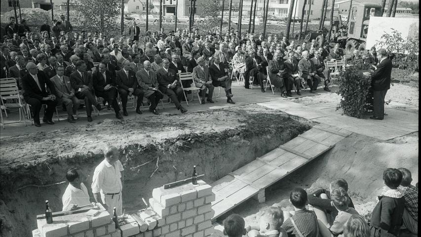 Am 3. November 1966 wurde die TechFak in Erlangen offiziell eingeweiht. Hunderte Festgäste saßen an der Baustelle zwischen den verbliebenen Bäumen des stark gelichteten Waldes an der Egerländer Straße.