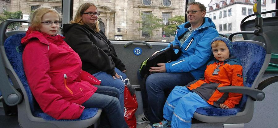 Fahren gerne mit den Bus: Paulina, Nadine, Michael und Fynn Basmer (v. li.) sind ohne Auto mobil.