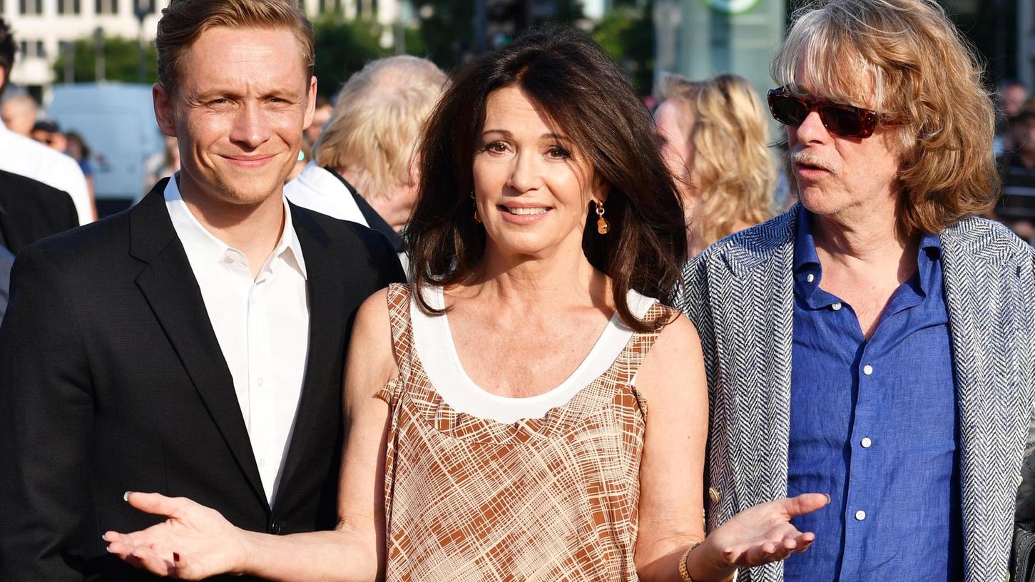 Ihr sieht man das Alter nicht an: Schauspielerin Iris Berben (66 Jahre, links Matthias Schweighöfe, rechts Helge Schneider)
