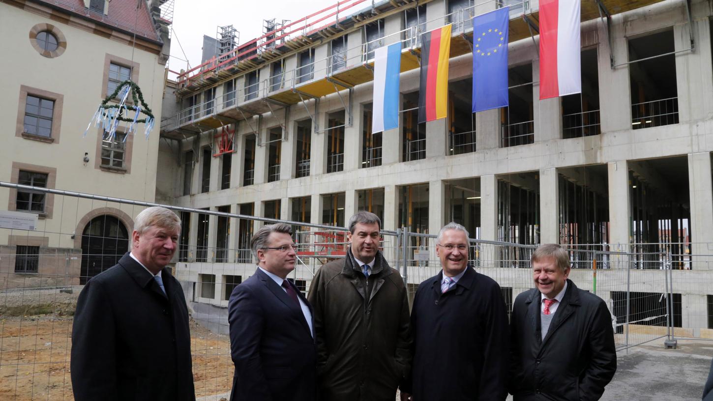 "Das größte zusammenhängende Justizgebäude Bayerns wird noch größer", freute sich Innenminister Joachim Herrmann (zweiter von rechts).