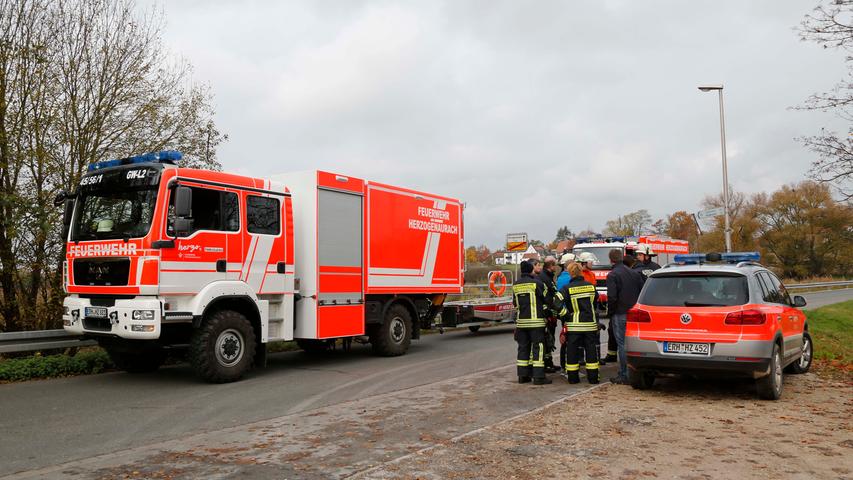 Die Feuerwehr bei der Lagebesprechung in der Nähe der Aurach.