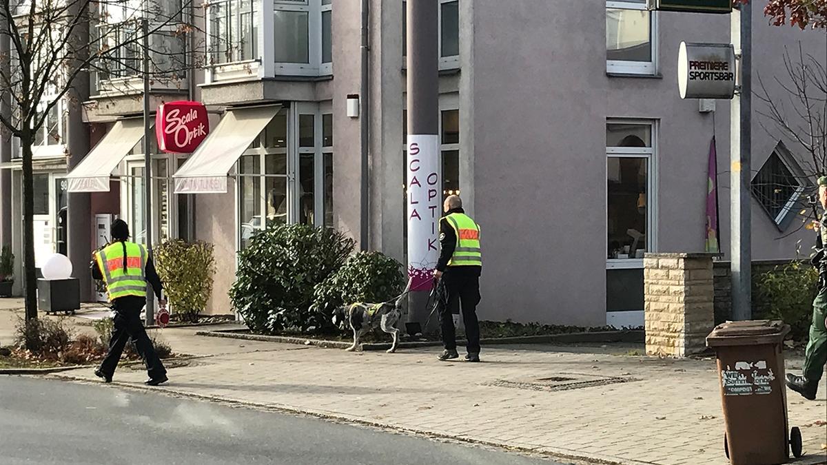 Nach der Tat suchte die Polizei mit einem Großaufgebot die Gegend ab. Dabei kamen auch sogenannte Mantrailer-Hunde zum Einsatz.