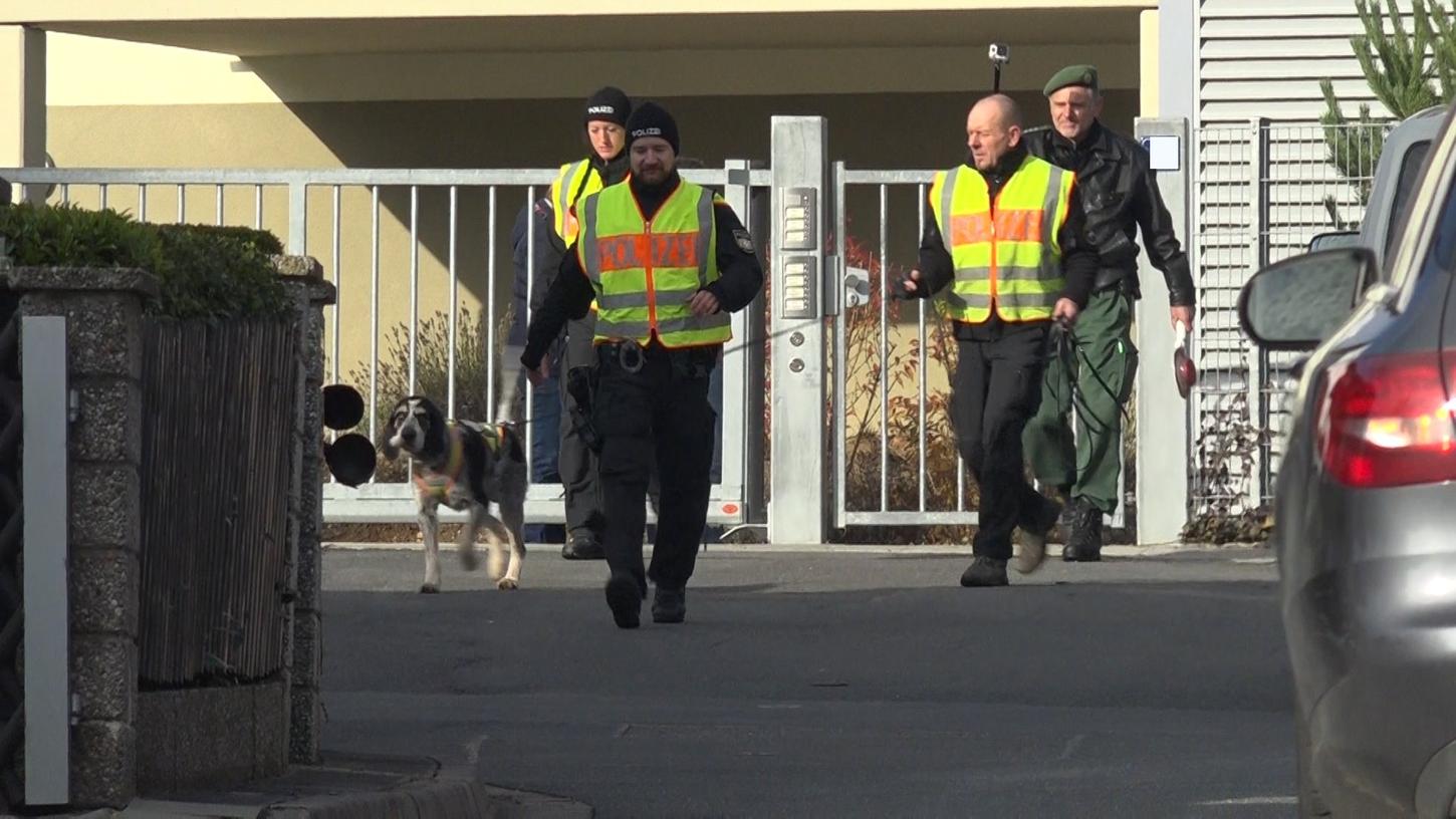 Mit einem Großaufgebot suchte die Polizei am Freitag in Heroldsberg nach dem Täter.