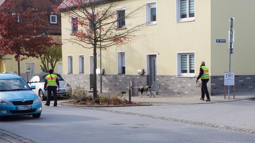 Am Freitag (04.11.2016) kam es in den Morgenstunden in Heroldsberg (Lkr. Erlangen-Höchstadt) zu einen vermeintlichen sexuellen Übergriff. Die Polizei rückte mit einem Großaufgebot an Einsatzkräften an, um dem Täter auf die Spur zu kommen. Dazu ist inzwischen nicht nur die Spurensicherung vor Ort, sondern auch ein Hundeführer mit einem Mantrailer. Der wahrscheinliche Tatort wurde inzwischen weiträumig abgesperrt...Weitere Informationen folgen. Foto: NEWS5 / Grundmann