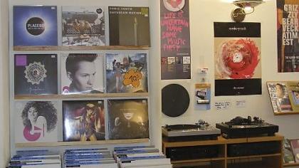 Nein, liebe Kinder, da links an der Wand, das sind keine Poster. Das sind Platten-Cover. Ja, die sind größer und deshalb auch schöner als bei den CDs. Und der Klang von Schallplatten ist auch besser. Es war nicht alles schlecht damals. Nein, liebe Kinder, da links an der Wand, das sind keine Poster. Das sind Platten-Cover. Ja, die sind größer und deshalb auch schöner als bei den CDs. Und der Klang von Schallplatten ist auch besser. Es war nicht alles schlecht damals.