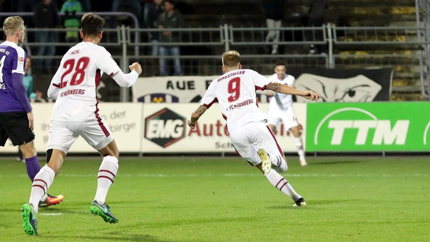 Mit Guido Burgstaller haben die Winter-Jäger des FCN ein Jahr später derweil einen waren Volltreffer gelandet. Kaum angekommen war der Österreicher schon fester Teil der Mannschaft, verpasste in der restlichen Saison nur ein Spiel wegen Gelbsperre und netzte in 14 Spielen gleich sechsmal. Die kommende Saison lief ähnlich gut für Burgi. Er traf 14 Mal in Liga- und Pokalspielen und bereitete elf Tore vor. Insgesamt erzielte der Mittelstürmer in seinen zwei Jahren beim FCN 34 Tore selbst und assistierte bei zwölf Nürnberger Glücksmomenten. Zudem ging der Inzwischen-Paulianer immer mit vollem Einsatz und unerschütterlichem Ehrgeiz voran und konnte seine Kollegen so auch das ein oder andere Mal mitreißen.