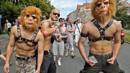 CSD: Schrille Demonstranten zeigen nackte Haut