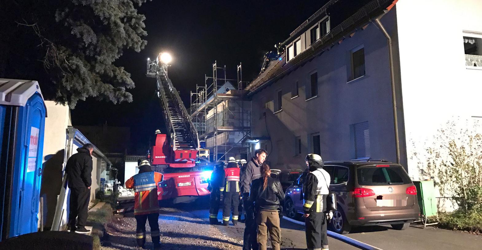 Der Dachstuhl eines Wohnhausanbaus hatte in der Nacht auf Samstag Feuer gefangen.
