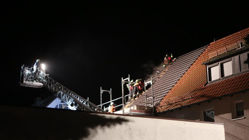 In Nürnberger Stadtteil: Dachstuhl stand in Flammen