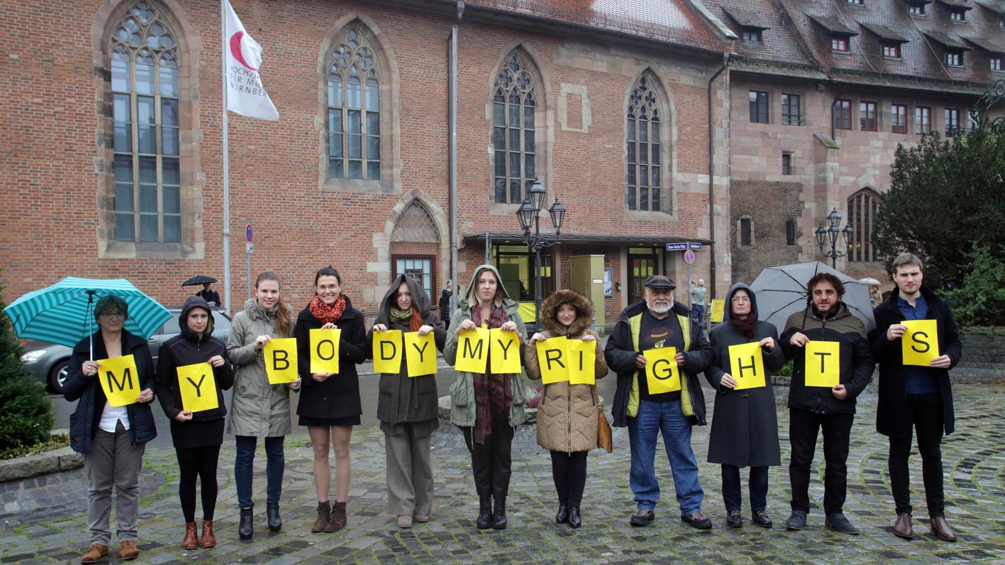 Die Aktivisten trotzten dem Regenwetter: Eine der drei Amnesty International-Gruppen aus Nürnberg feierte am Samstag ihren 40. Geburtstag.