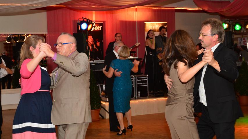 Der Herbstball 2016 der TSA-Blau-Silber stand unter dem Motto Crazy: Und so erwartete die  Tanzbegeisterten im  ASV-Sportzentrum ein stimmungsvoller, unterhaltsamer und  kurzweiliger Samstagabend.