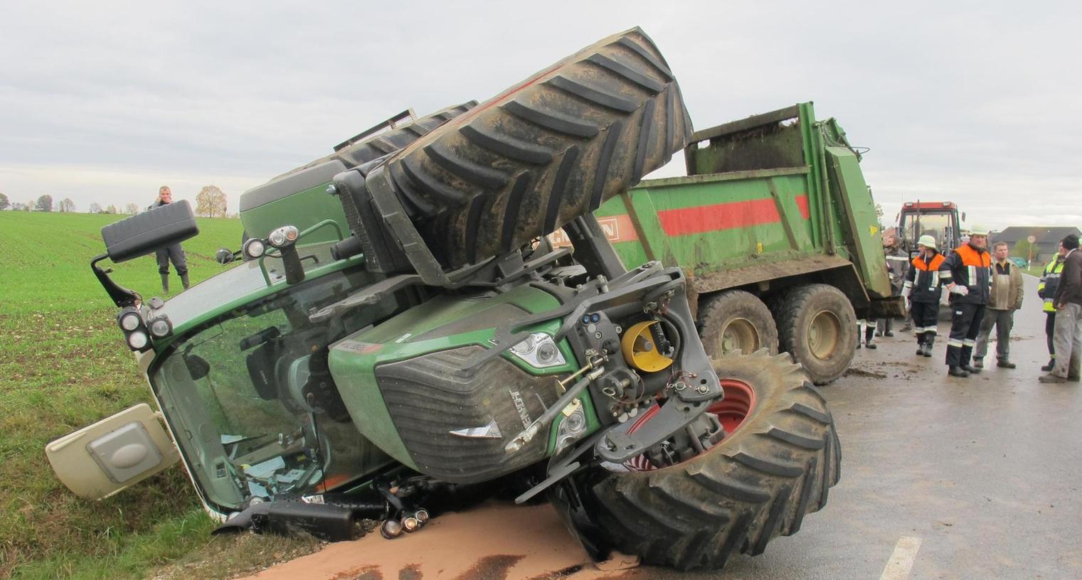 Schwer verletzt: Traktor begräbt 21-Jährigen unter sich 
