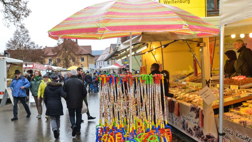 Thalmässing: Martinimarkt-Bummel unter dem Regenschirm