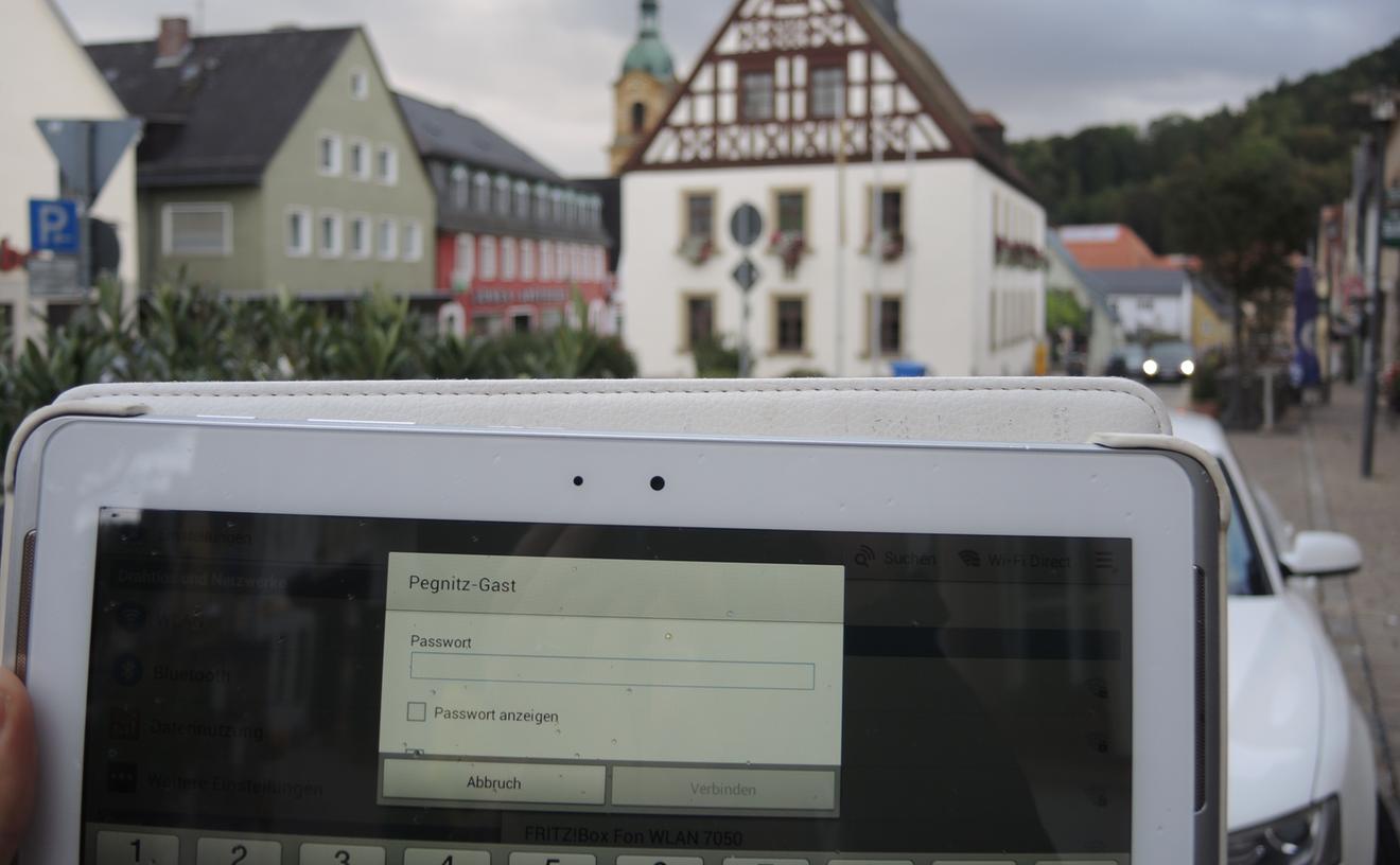 Gläsern gibt sich die Stadtverwaltung Pegnitz nicht gerade. Zwar gibt es fünf Wlan-Hotspots, etwa hier beim Alten Rathaus. Einblick in Abstimmungsergebnisse von Stadtratsentscheidungen bekommt man aber nicht Gläsern gibt sich die Stadtverwaltung Pegnitz nicht gerade. Zwar gibt es fünf Wlan-Hotspots, etwa hier beim Alten Rathaus. Einblick in Abstimmungsergebnisse von Stadtratsentscheidungen bekommt man aber nicht
