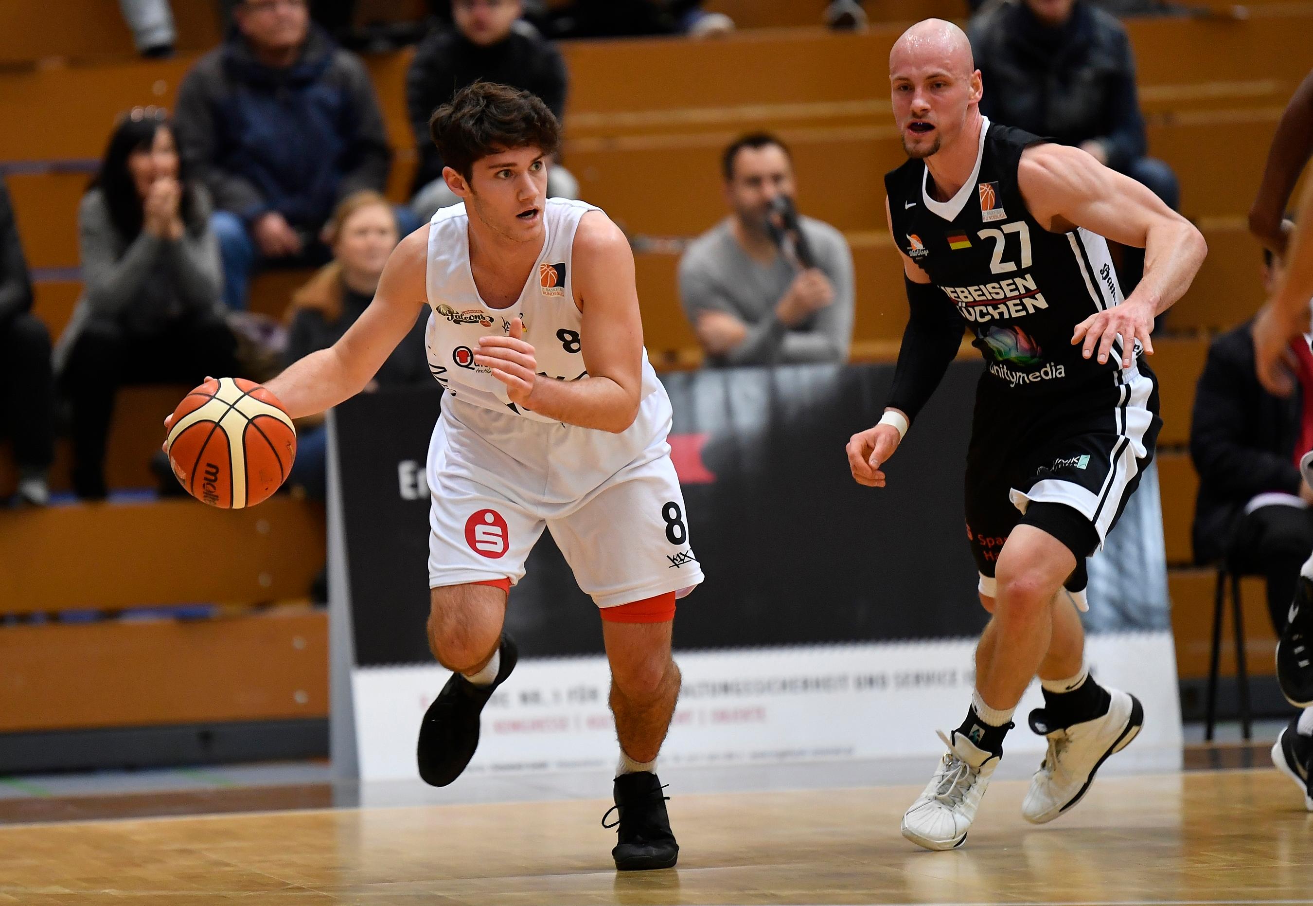 Robert Zinn von den N&uuml;rnberg Falcons (links) wird verfolgt von Hanaus Christian von Fintel.