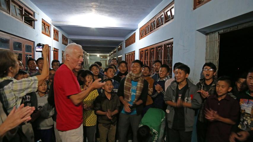 Begrüßung mit Gesang in der Don-Bosco-Schule in Zubza