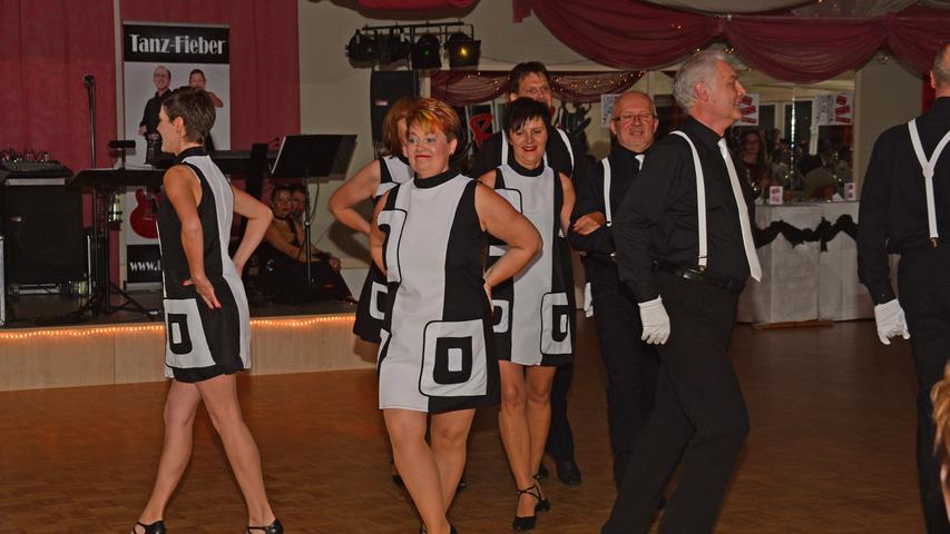 Der Herbstball 2016 der TSA-Blau-Silber stand unter dem Motto Crazy: Und so erwartete die  Tanzbegeisterten im  ASV-Sportzentrum ein stimmungsvoller, unterhaltsamer und  kurzweiliger Samstagabend.