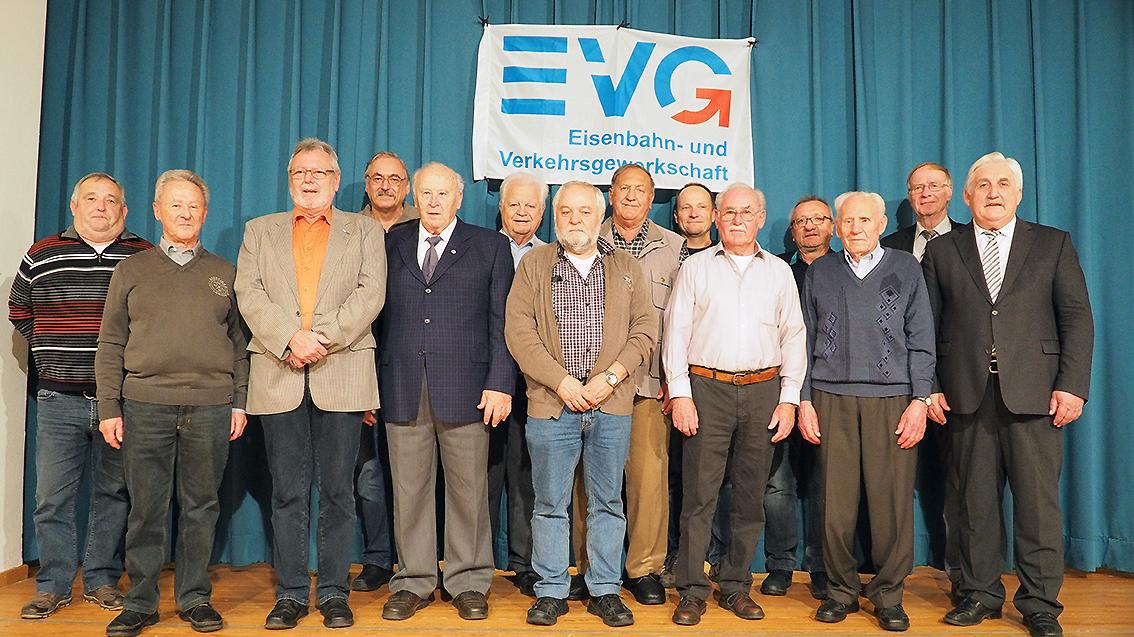 Geschäftsstellenleiter Peter Weinzierl und der Ortsverbandsvorsitzende Ulrich Stange (von rechts) ehrten insgesamt 22 Mitglieder der Eisenbahn- und Verkehrsgewerkschaft (nicht alle im Bild) für ihre langjährige Treue.