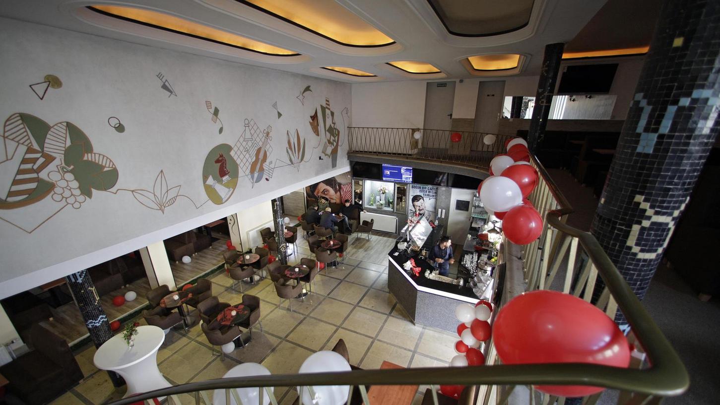 Ein Treffpunkt für Cineasten wie Stadtteilbewohner: Im renovierten Foyer des Rio-Palast-Kinos haben die neuen Betreiber einen durchgehenden Café-Betrieb etabliert.