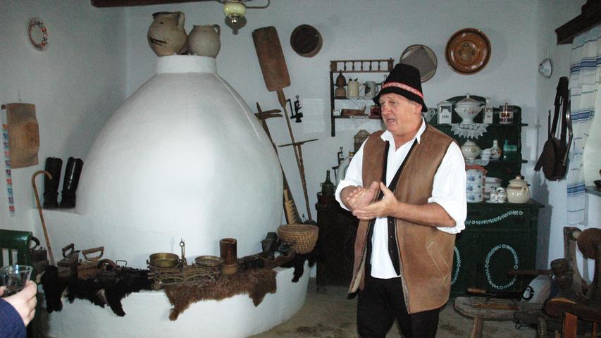 Istvan Rapolthy zeigt auf Tuba Tanya einen traditionellen Holzofen. Seinen Gästen serviert er Speisen, die im Ofen zubereitet werden.