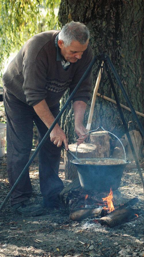 Traditionsgemäß wird im Kessel über dem offenen Feuer gekocht.