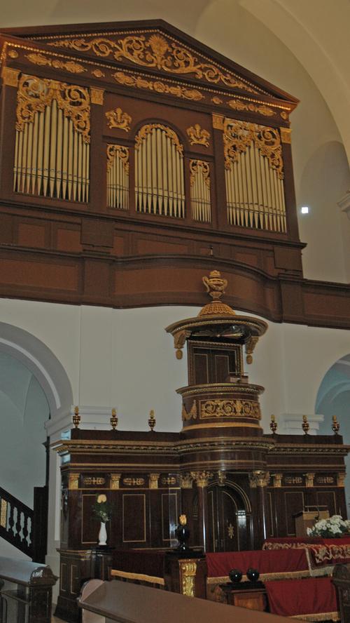 In der Großkirche werden nicht nur Gottesdienste zelebriert, sie wird auch Veranstaltungen und Konzerte geöffnet und beherbergt eine besten Orgeln von ganz Ungarn.