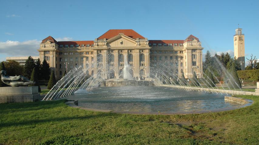 Debrecen gilt unter anderem als Zentrum des Wissens. Die Universität ist mit 14 Fakultäten eine von fünf Forschungsuniversitäten des Landes.