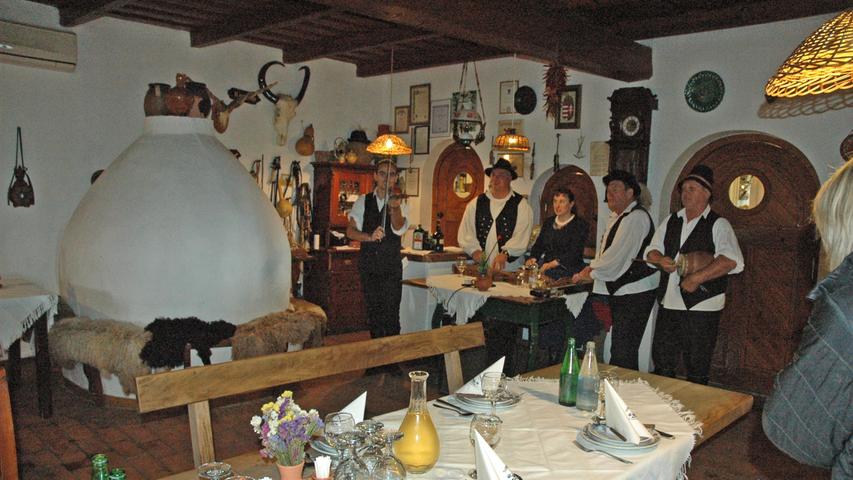 Die Gaststube in Tuba Tanya scheint noch aus der "guten alten Zeit" zu sein. Zum echt ungarischen Essen spielen Musikanten volkstümliche Weisen.