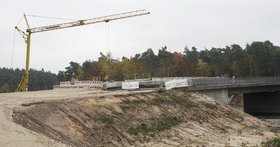 Der Abriss der Brücke über die A6 bei Schwabach steht kurz bevor, das Ersatzbauwerk daneben ist schon fertig.