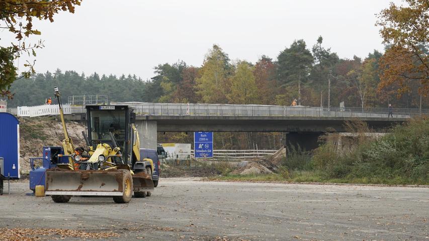 Der Abriss der Brücke über die A6 bei Schwabach steht kurz bevor, das Ersatzbauwerk daneben ist schon fertig.