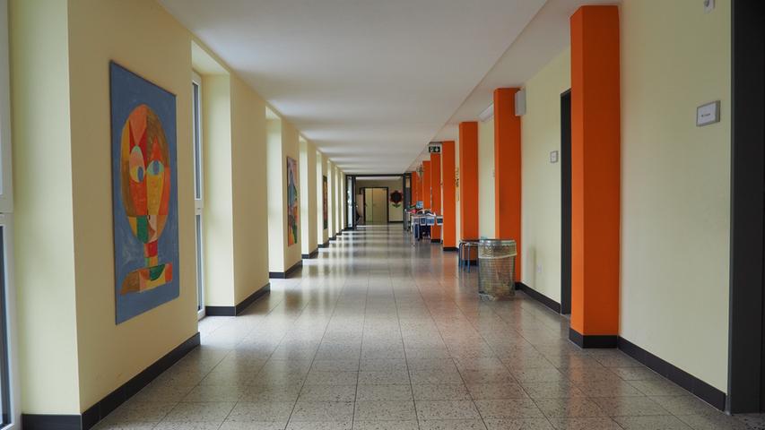Fröhliche Farben, helle Räume und viel Platz zum Spielen: So sieht der sanierte Gebäudekomplex der Treuchtlinger Grundschule aus.