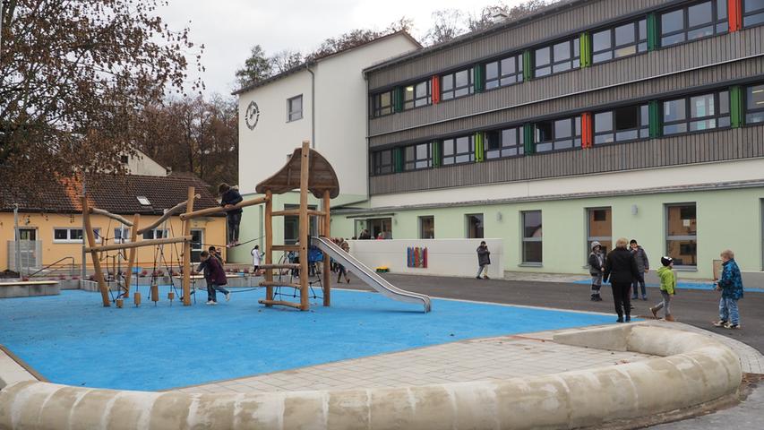 Fröhliche Farben, helle Räume und viel Platz zum Spielen: So sieht der sanierte Gebäudekomplex der Treuchtlinger Grundschule aus.