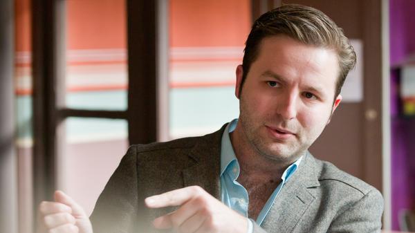Jan Philipp Gloger, Schauspieldirektor, Staatstheater Nürnberg: Erstmal gratulieren wir Chemnitz zum verdienten Sieg. Schade, dass es nicht geklappt hat, aber die Vernetzung und Euphorie, die den Bewerbungsprozess getragen hat, wird als Mehrwert bleiben. Auch die geplanten Projekte verschwinden jetzt nicht einfach. So werden wir weiterhin alles dafür tun, dass Nürnberg zwar keine KulturHAUPTstadt aber doch eine Stadt der aufregenden, engagierten und weit über die Stadtgrenzen ausstrahlenden Kultur ist und noch mehr wird. Ihre Bescheidenheit steht der Stadt ja gut, aber wir dürfen selbstbewusst sein, wenn wir sehen, was alles möglich wäre und möglich ist in Nürnberg!
