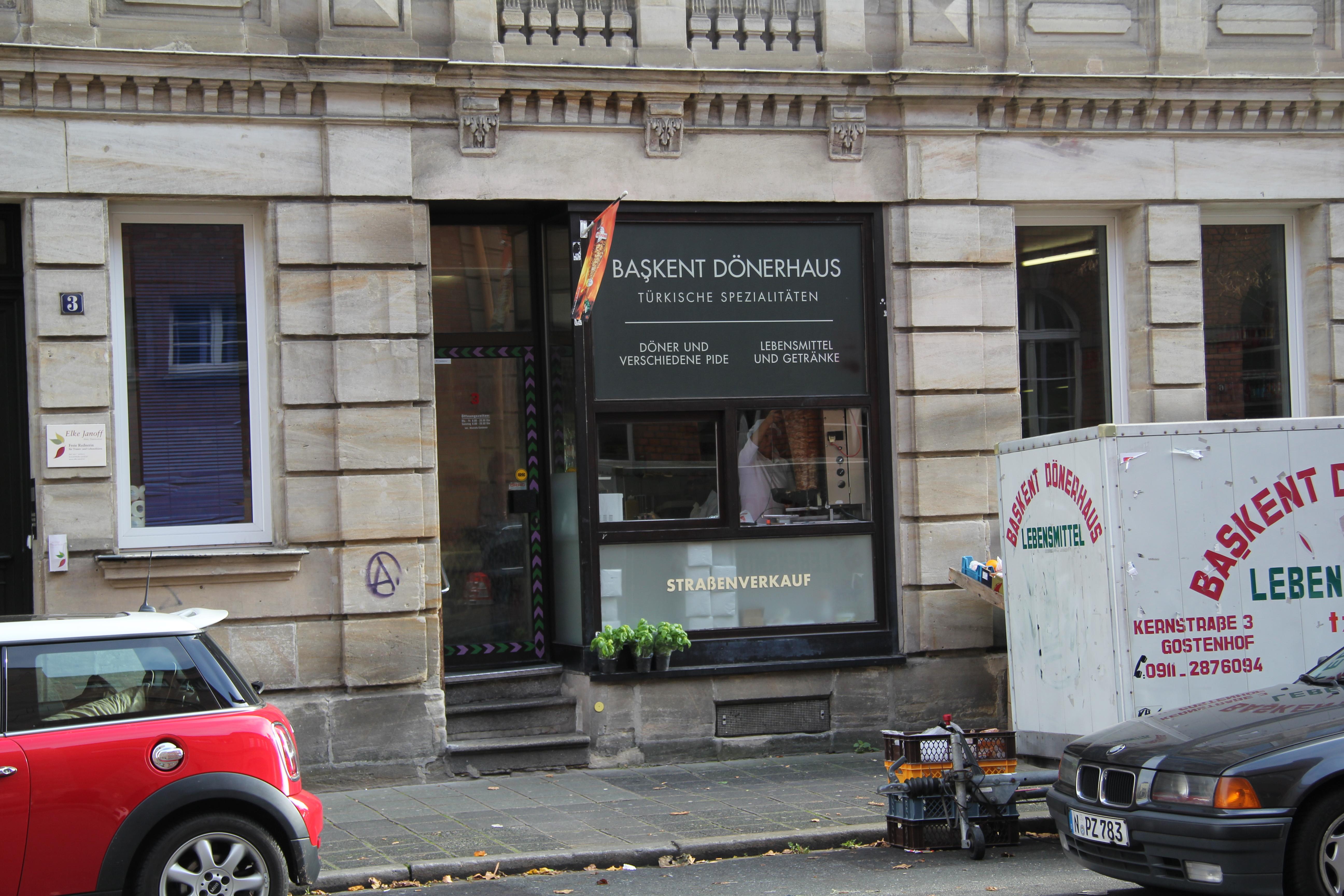 In Gostenhof zählt das Baskent Dönerhaus zu den Imbiss-Lieblingen. Durch das Straßenverkaufsfenster in der Kernstraße 3 gibt es fleischige und vegetarische türkische Spezialitäten. Bei Google wird das Dönerhaus mit starken 4,8 Sternen bewertet, in unserem Voting landet es auf Platz 16.