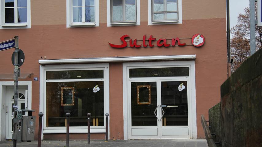Am Plärrer in der Ludwigstraße befindet sich Sultan-Food. Wenn's im Magen knurrt schafft das in U-Bahn-Nähe liegende Restaurant mit Döner aus Pute oder Kalb Abhilfe, es stehen mehrere Soßen zur Auswahl.