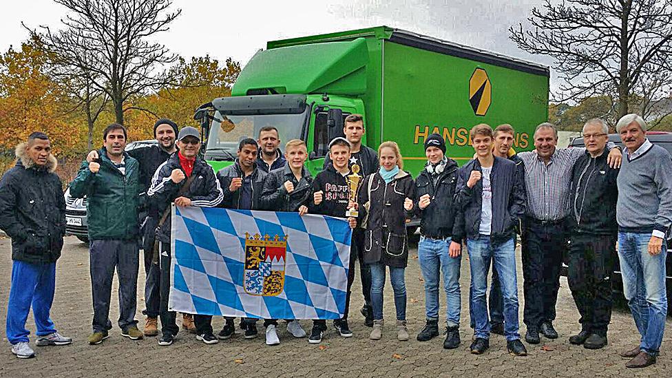 Bayerische Box-Delegation auf Tour in Niedersachsen: Die Staffel des BC Weißenburg samt den Verantwortlichen des Vereins konnte sich über einen 12:8-Erfolg im Vergleichskampf beim BC Verden freuen. Bayerische Box-Delegation auf Tour in Niedersachsen: Die Staffel des BC Weißenburg samt den Verantwortlichen des Vereins konnte sich über einen 12:8-Erfolg im Vergleichskampf beim BC Verden freuen.