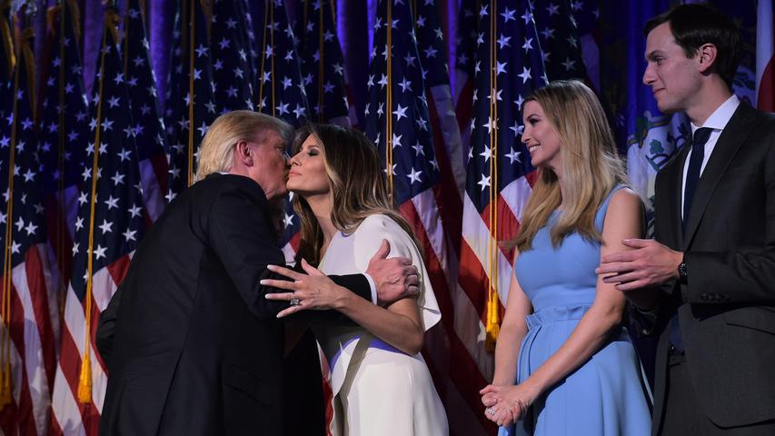 Melania trat im Wahlkampf selten ganz spontan oder gar witzig auf. Ivanka Trump (rechts) dagegen, ältere Tochter des 45. US-Präsidenten, glättete im Wahlkampf die Wogen nach so manchen unbedachten Äußerungen ihres Vaters.